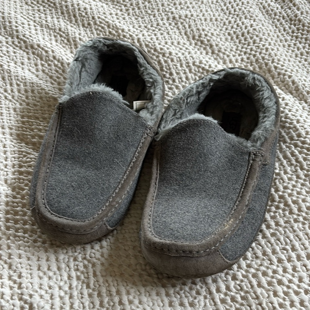 Men’s size 11 UGG slipper